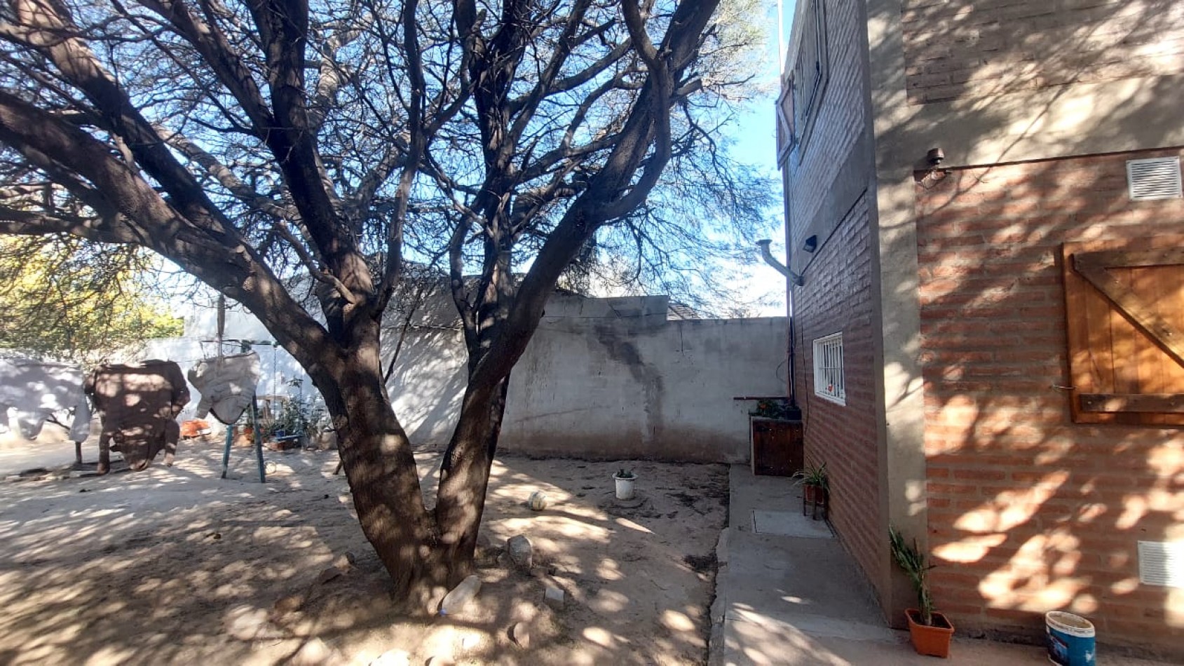 CASA A LA VENTA EN MALVINAS ARGENTINAS, CORDOBA. SOBRE IMPORTANTE AVENIDA. CA188F.