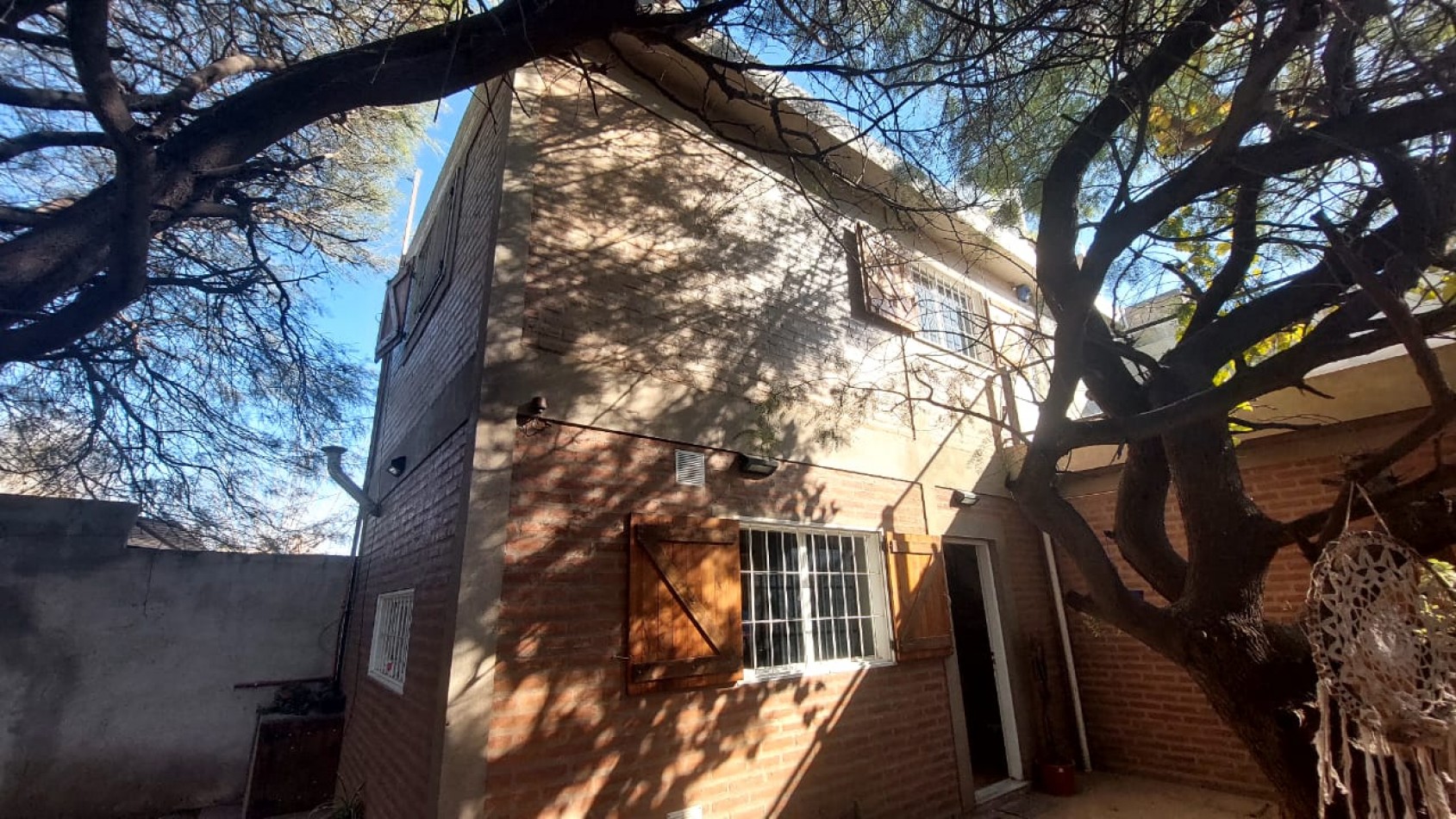 CASA A LA VENTA EN MALVINAS ARGENTINAS, CORDOBA. SOBRE IMPORTANTE AVENIDA. CA188F.