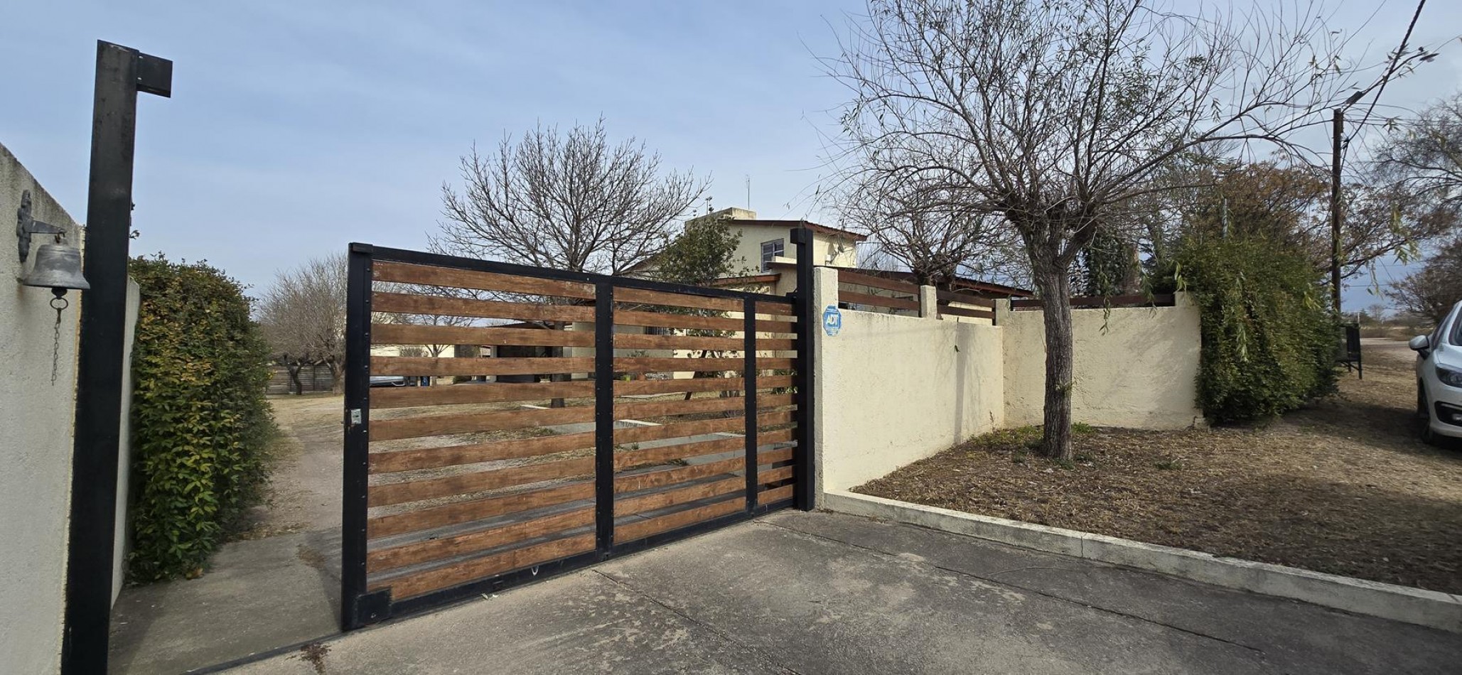 CASA CON 2 CABAÑAS TOTALMENTE EQUIPADAS EN ENTORNO NATURAL A LA VENTA. CA211