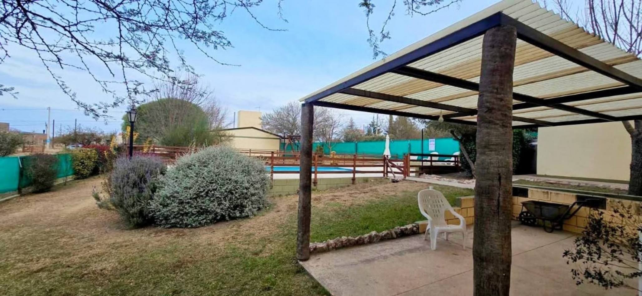 CASA CON 2 CABAÑAS TOTALMENTE EQUIPADAS EN ENTORNO NATURAL A LA VENTA. CA211