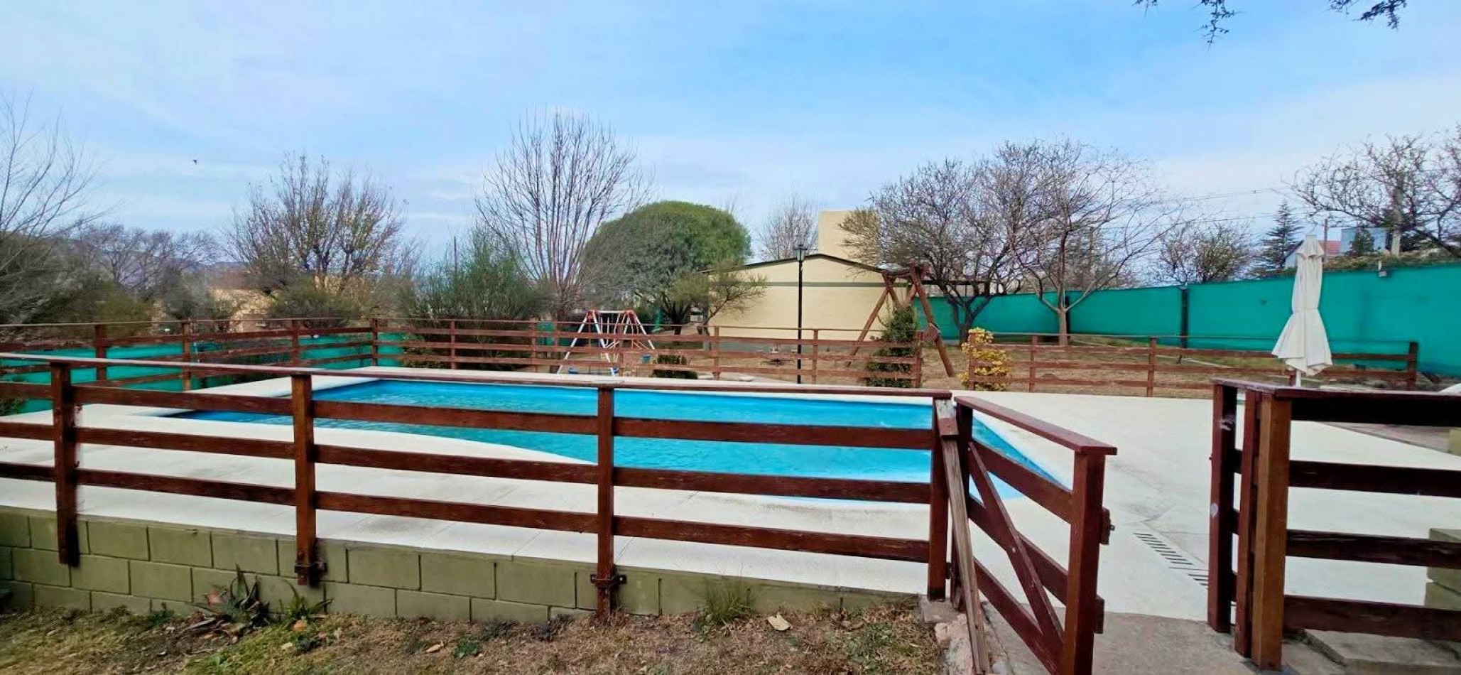 CASA CON 2 CABAÑAS TOTALMENTE EQUIPADAS EN ENTORNO NATURAL A LA VENTA. CA211