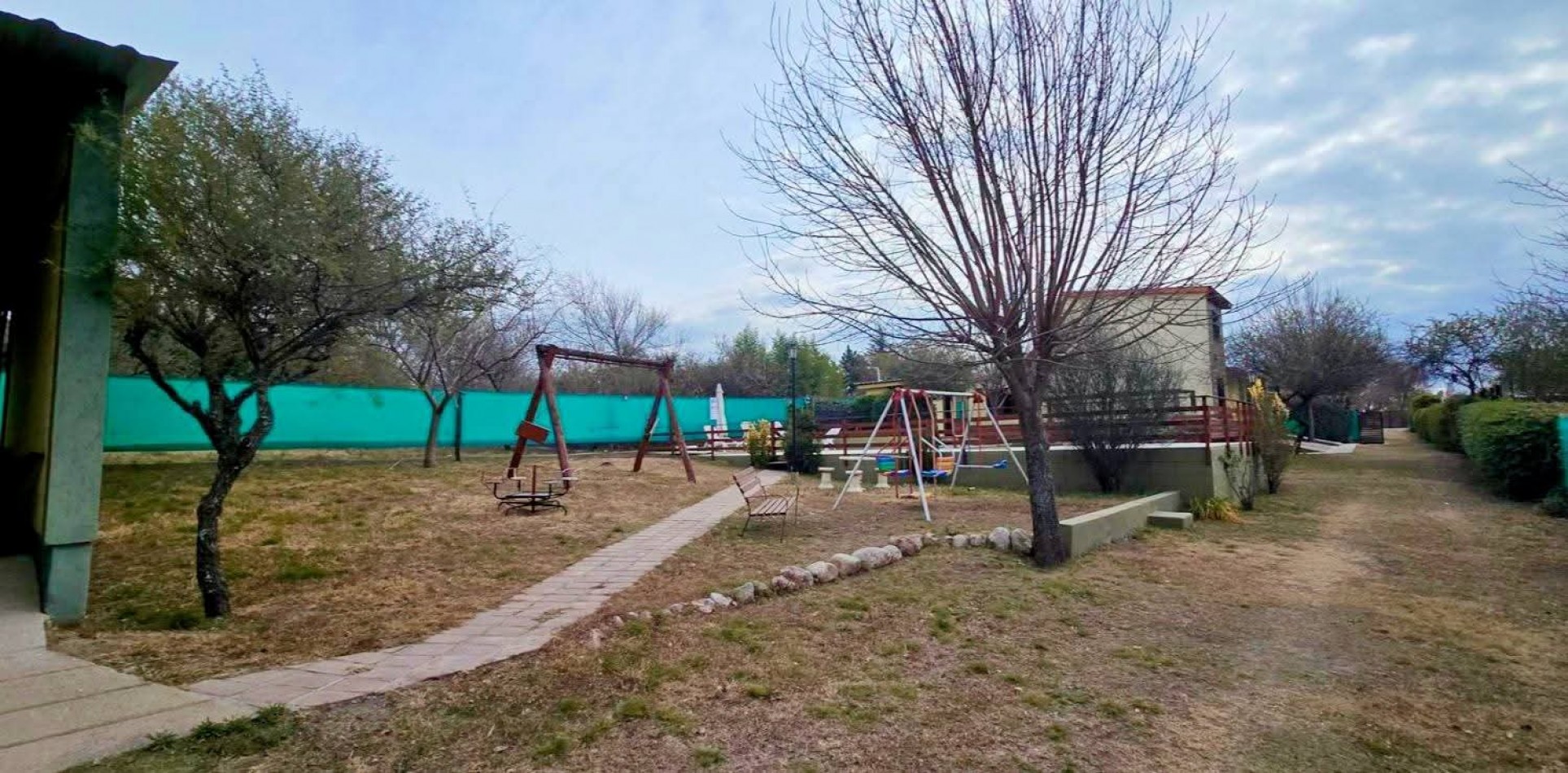 CASA CON 2 CABAÑAS TOTALMENTE EQUIPADAS EN ENTORNO NATURAL A LA VENTA. CA211