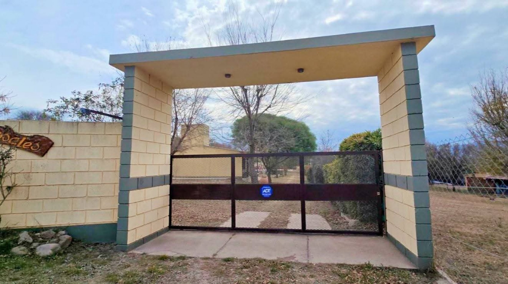 CASA CON 2 CABAÑAS TOTALMENTE EQUIPADAS EN ENTORNO NATURAL A LA VENTA. CA211