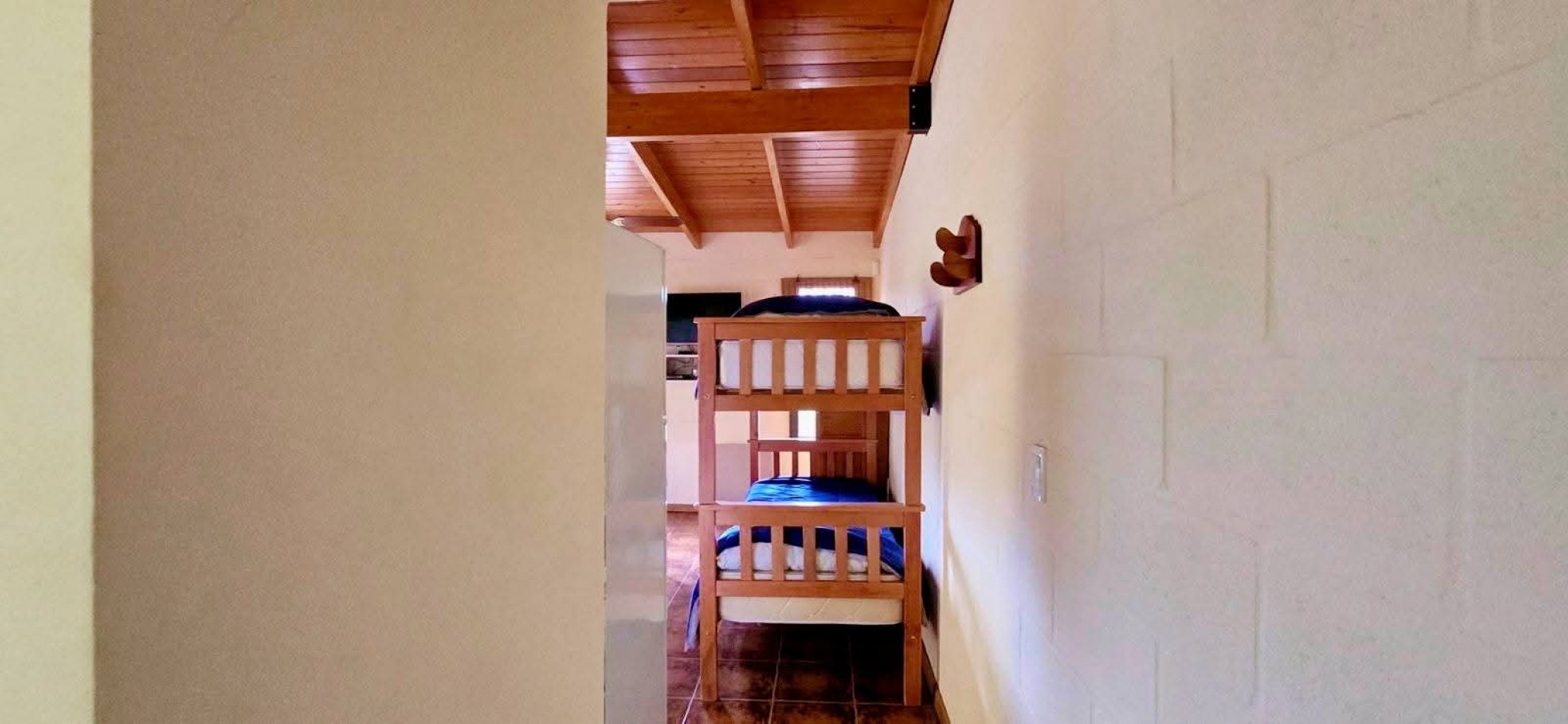 CASA CON 2 CABAÑAS TOTALMENTE EQUIPADAS EN ENTORNO NATURAL A LA VENTA. CA211