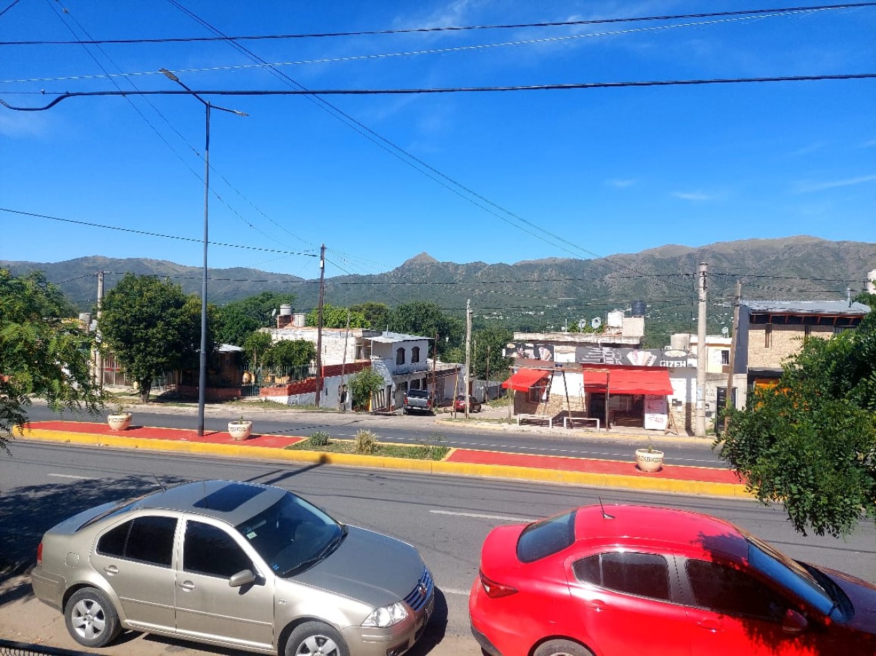 CASA MAS LOCAL A LA VENTA EN COSQUIN, SOBRE AV SAN MARTIN. CA232