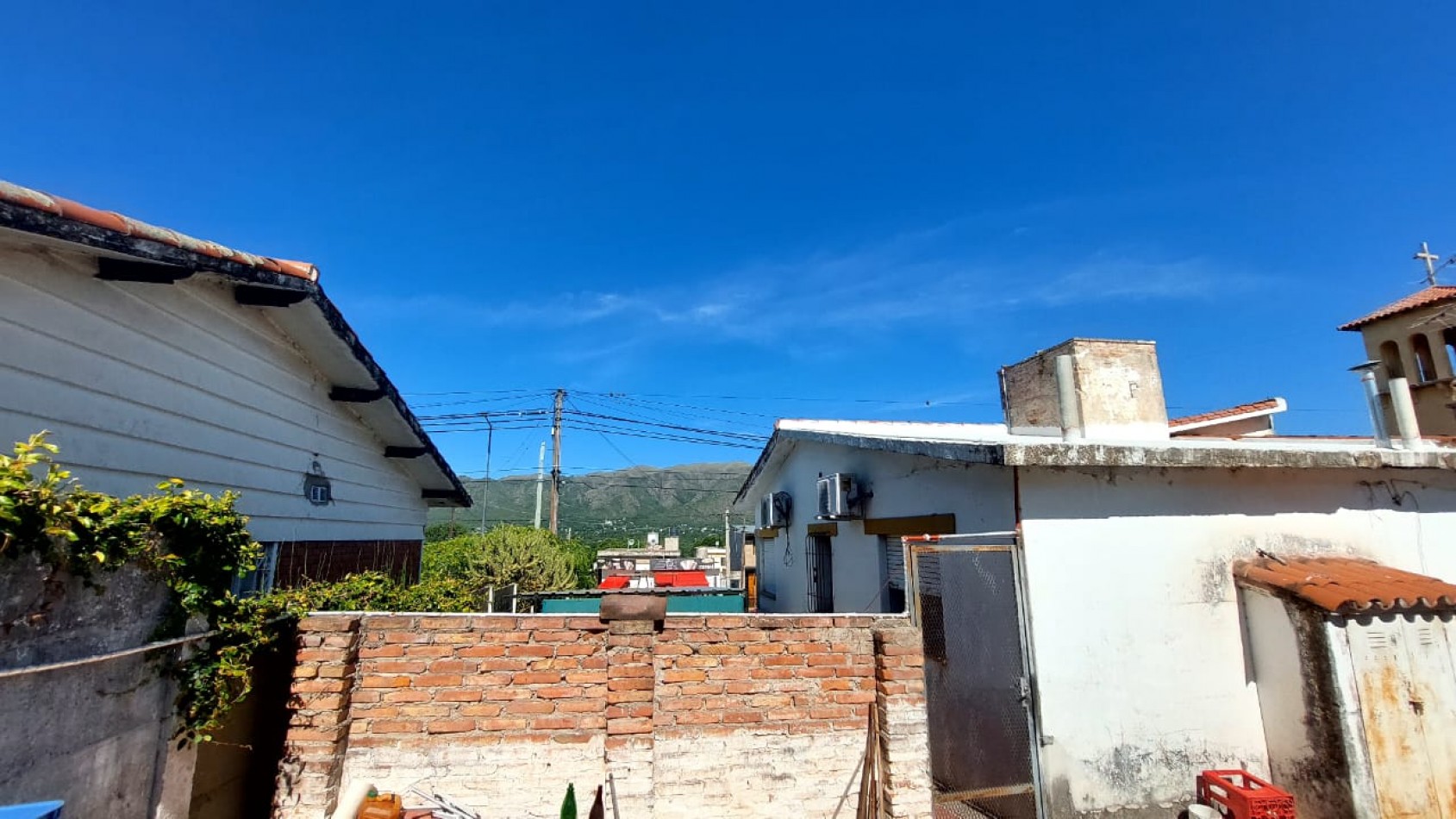 CASA MAS LOCAL A LA VENTA EN COSQUIN, SOBRE AV SAN MARTIN. CA232