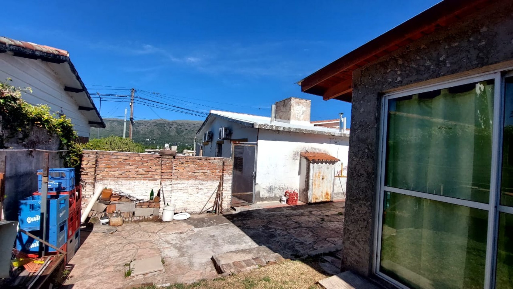CASA MAS LOCAL A LA VENTA EN COSQUIN, SOBRE AV SAN MARTIN. CA232