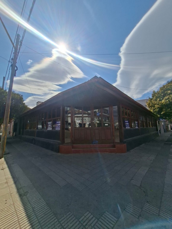 LOCAL COMERCIAL EN ALQUILER CON EXCELENTE UBICACION ESQUINA EN LA CIUDAD DE COSQUIN! CA260
